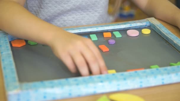 Leerling leren tellen met kleuren en vormen — Stockvideo