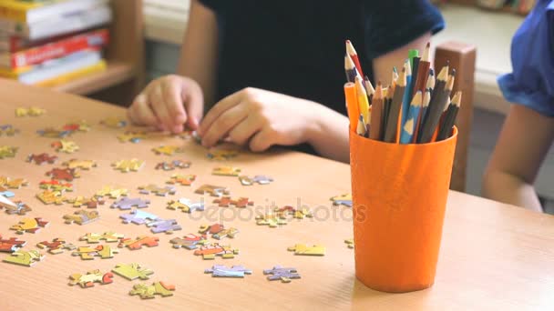 Kleine Mädchen spielen das Spiel Puzzles sammeln — Stockvideo