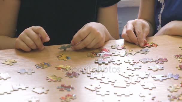 Le bambine giocano il gioco raccogliendo puzzle — Video Stock