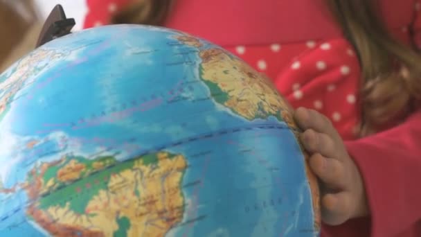 Çocuk modeli Dünya'nın Küre, katlanmış. Yakın çekim — Stok video