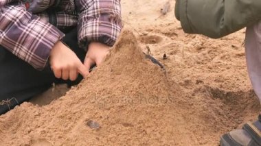 Kum kum ile oynayan iki küçük çocuk