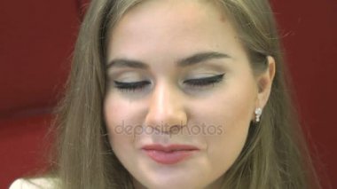 Kameraya gülümseyen pozitif genç kadın