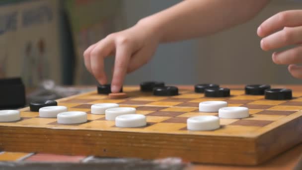 Діти грають у шашки на городі — стокове відео