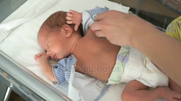 Enfermera envuelve recién nacido en cámara médica — Vídeos de Stock