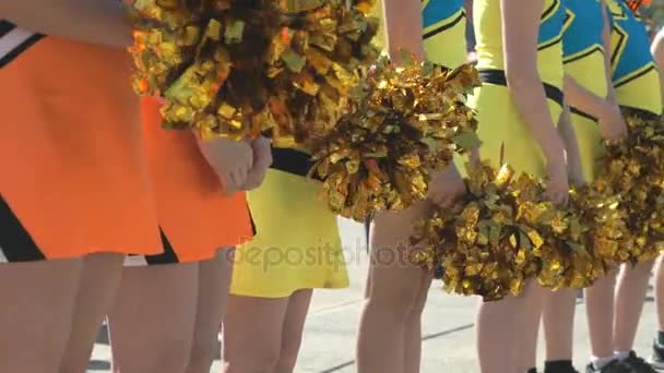 Cheerleaders adolescenti vestiti con costumi gialli — Video Stock