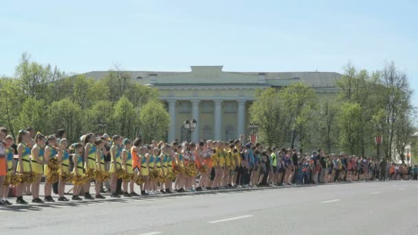Cheerleaders meisjes gekleed in geel kostuums — Stockvideo