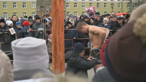 VELIKY NOVGOROD, RUSSIA, - MARCH 13: Man near pole — Stock Video