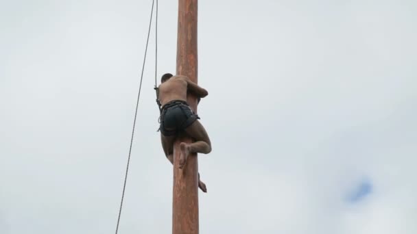 Veliky novgorod, russland, - märz 13: mann on pole — Stockvideo