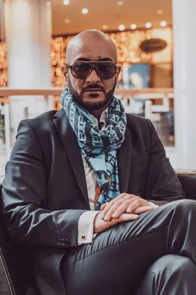 Otelde bir kanepede oturan işadamı