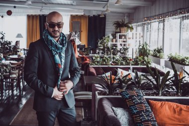 Restoranda poz Arap iş adamı. Portre