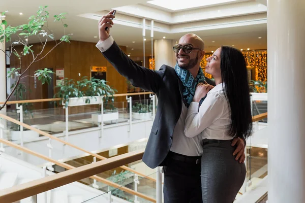 Arap iş adamı ve yapım selfie kız