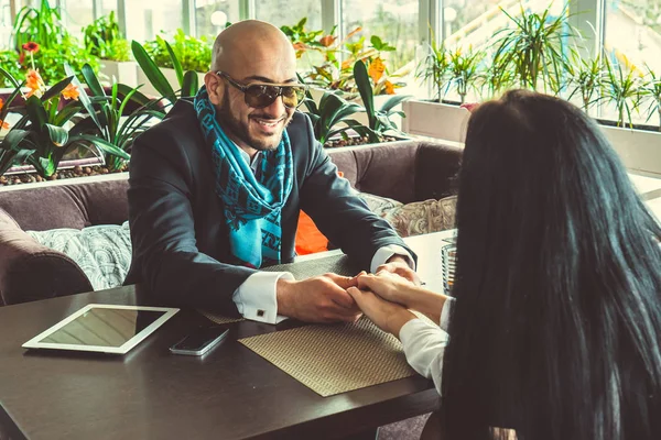 Arap adam ve kız restoranda elele