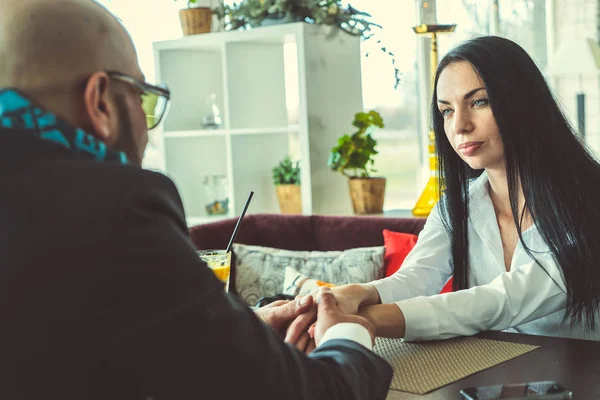 Arap adam ve kız restoranda elele