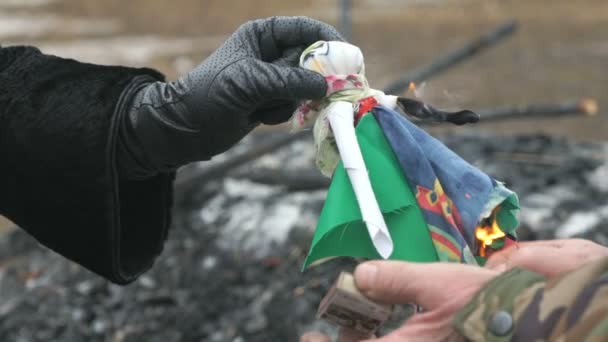 Les gens tirant Shrovetide jouet avec des allumettes — Video