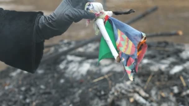 Woman holding burning small Shrovetide toy in hand — Stock Video