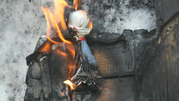 Muñeca quemada en Shrovetide. Vacaciones rusas — Vídeo de stock