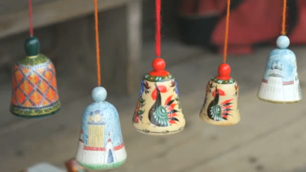 Campanas de madera coloridas tradicionales que suenan — Vídeos de Stock