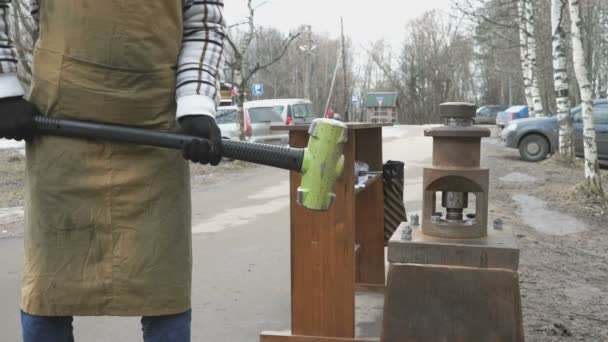 Обладнання для виготовлення відбитків пам'ятних монет — стокове відео