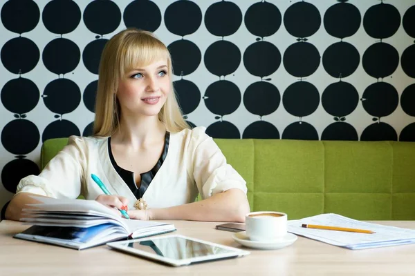 Kız metin kağıt yapraklarının üzerinde yazar.