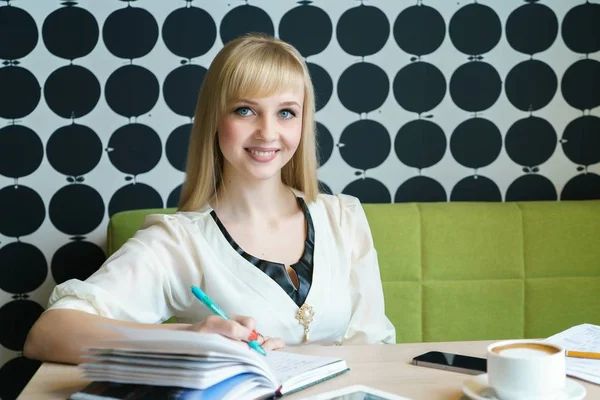 Kız önemli bilgiler bir günlüğüne yazar.