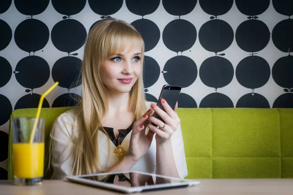 Çekici model café'de portakal suyu içme