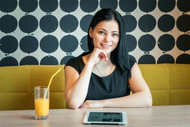 Pozitif kız kameraya gülümseyen