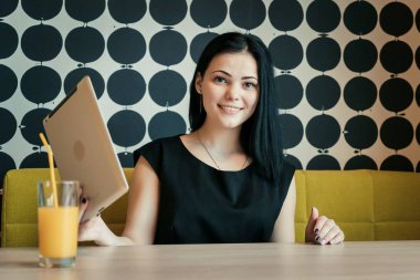 Esmer modeli kapalı kamera için poz 20'li yaşları