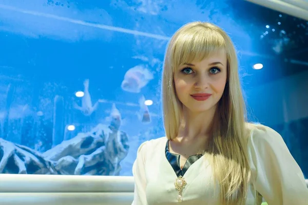 Pozitif kız kameraya gülümseyen