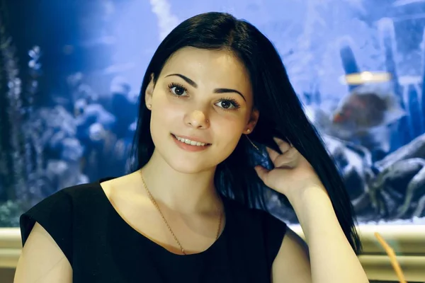 Pozitif kız kameraya gülümseyen