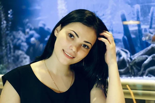 Pozitif kız kameraya gülümseyen