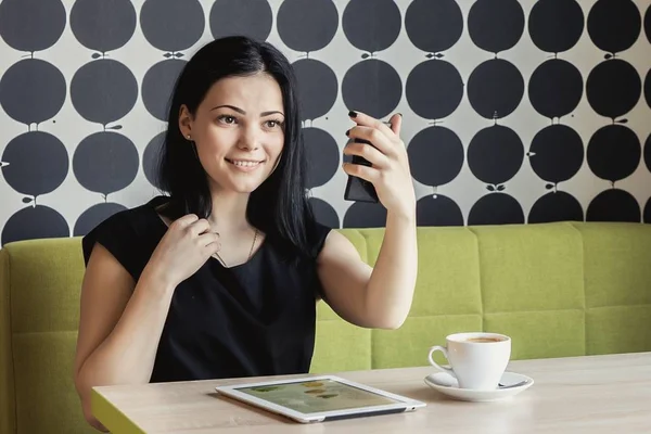 Bir masada oturan bir tuvalet aynası arayan kız