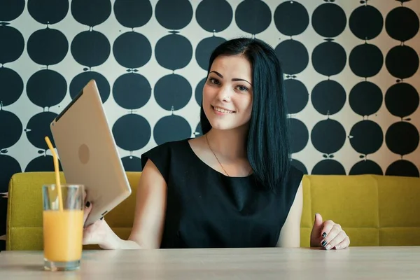 Esmer modeli kapalı kamera için poz 20'li yaşları