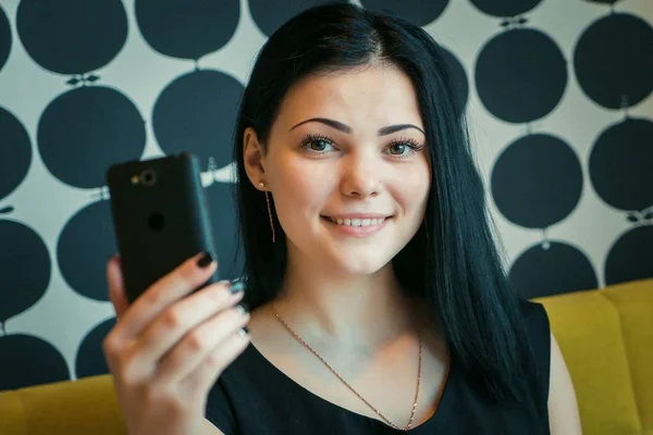 Bir smartphone kullanarak esmer yapma selfie fotoğraf