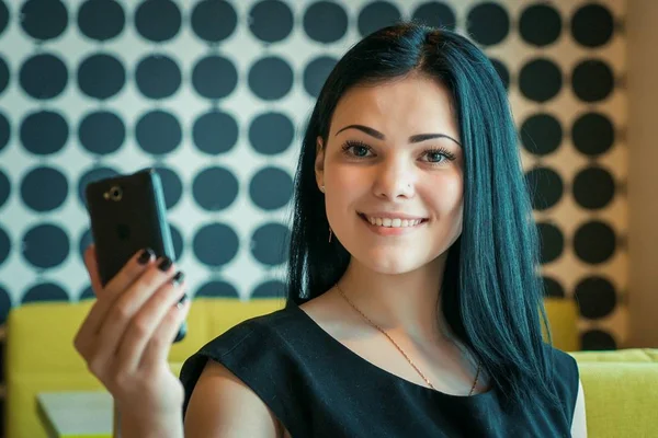 Bir cep telefonu kullanarak esmer yapma selfie fotoğraf