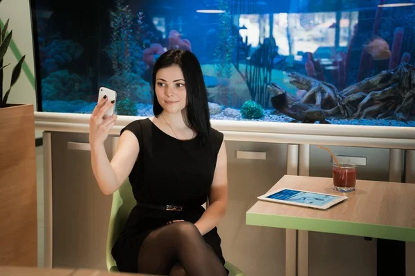 Bir smartphone kullanarak esmer yapma selfie fotoğraf