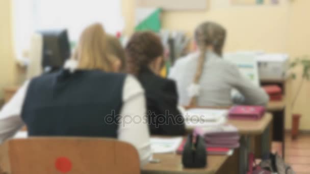 Dětí ve školním věku sedět v lavici na lekci — Stock video