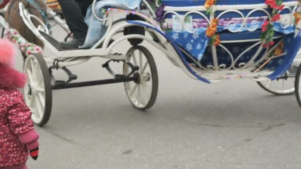 Het vervoer rijdt voorbij de mensen op het plein — Stockvideo