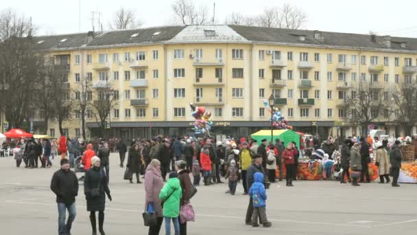 Люди ходити по площі під час карнавалу Масляної — стокове відео