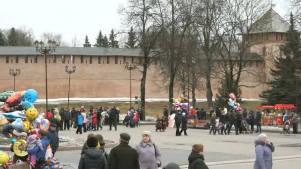 Folk går på torget under Fastlagen karneval — Stockvideo