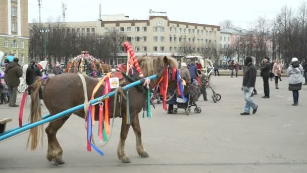 Muchas personas caminando durante el carnaval de Shrovetide — Vídeos de Stock
