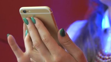 Altın cep telefonuyla eller. Yakın çekim