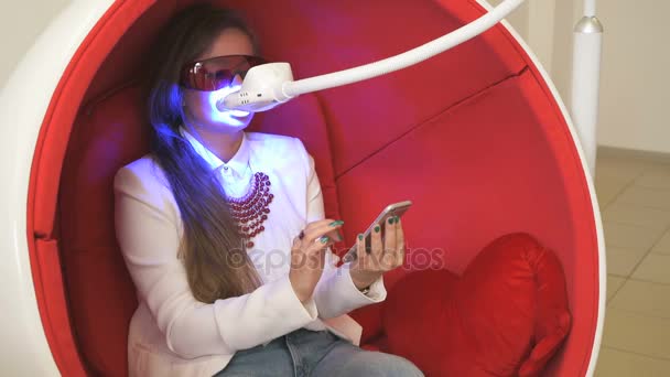 Flicka-klienten som sitter i stol under tandblekning — Stockvideo