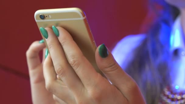Frauenhände mit goldenem Smartphone. Nahaufnahme — Stockvideo