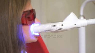 Beyazlatma sırasında sandalyede oturan kadın istemci