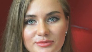 Kameraya gülümseyen pozitif genç kadın