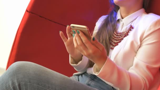 Vrouwelijke handen gebruikend gouden smartphone. Close-up — Stockvideo