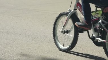 Çocuk açık bir bisiklet sürme