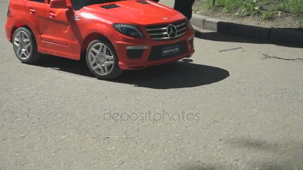 Enfant conduisant la petite voiture jouet dans le parc d'attraction — Video