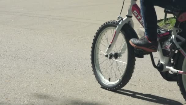 Το παιδί οδηγώντας ένα ποδήλατο εξωτερική — Αρχείο Βίντεο