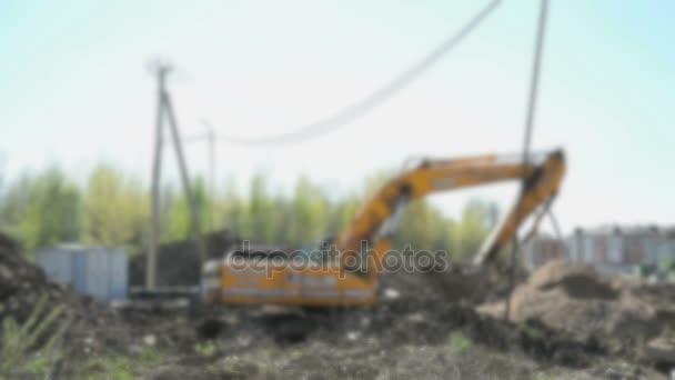 Tractor amarillo excavando tierra en día soleado — Vídeo de stock